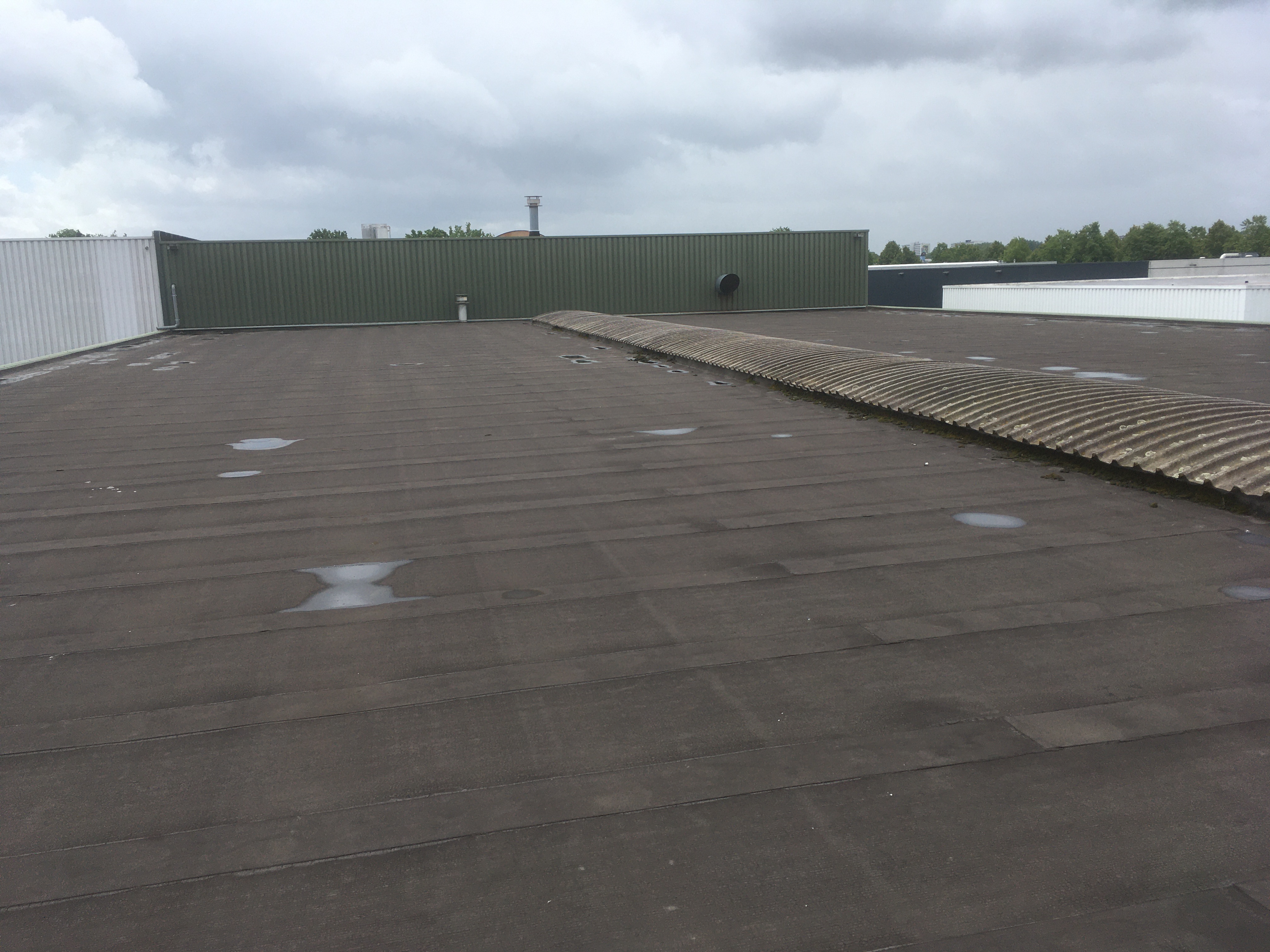 Tijdens: diverse dakvlakken op het terrein, waaronder bitumen